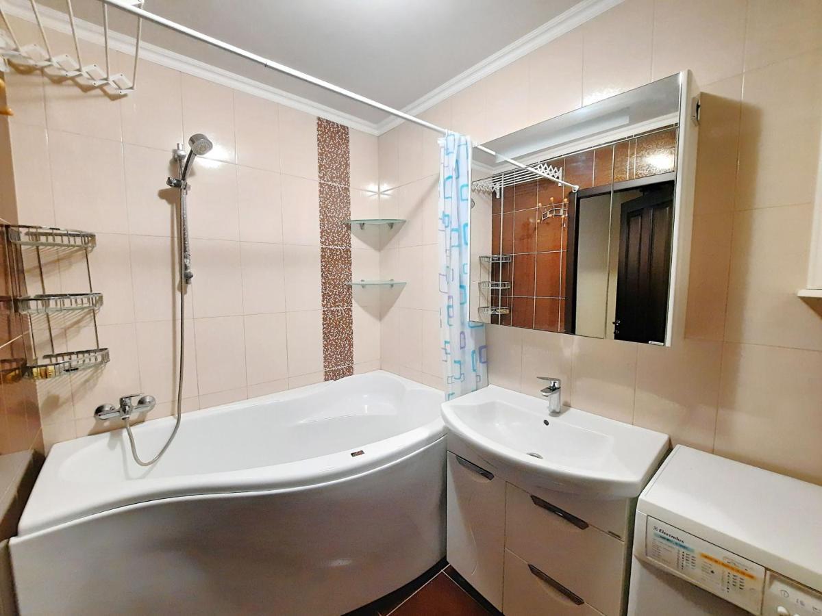 Ботанік Це 3 Кімнатна Квартира Подобово У Центрі Полтави Мережа Alex Apartments Безконтактне Заселення 24-7 Документи Для Відряджень Poltawa Exterior foto